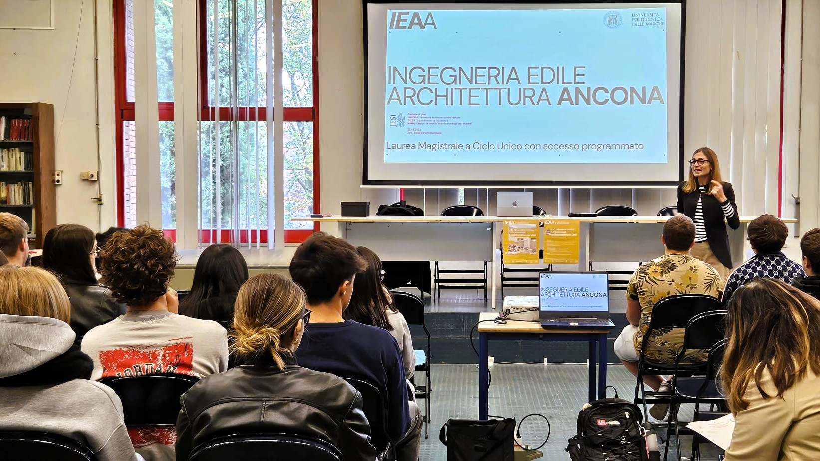 L'Assessora Valeria Melappioni introduce i lavori davanti agli stiudenti e studentesse